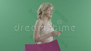 带着智能手机和<strong>包包</strong>的年轻女子在绿色的屏幕上遇到了一个人